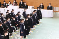 一人ずつ呼名し、返事をします