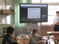 生徒会室からリモートで中継します