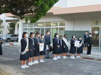 生徒の登校時間に合わせて、選挙活動をおこないました