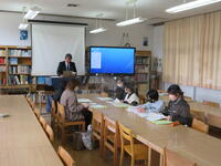 図書室からのリモート配信です