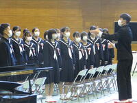答辞の後の卒業生による合唱「変わらないもの」