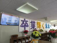 生徒玄関の飾りつけ