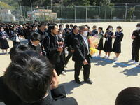 運動場で最後の見送り